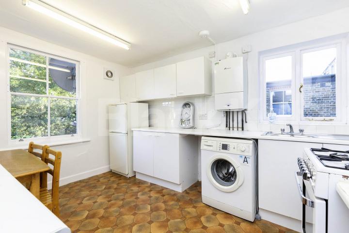 3 bedroom perfect for shares close to a Piccadilly line Sydney Road, Turnpike Lane 